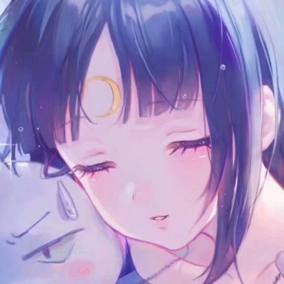 印度男子头插砍刀淡定玩手机